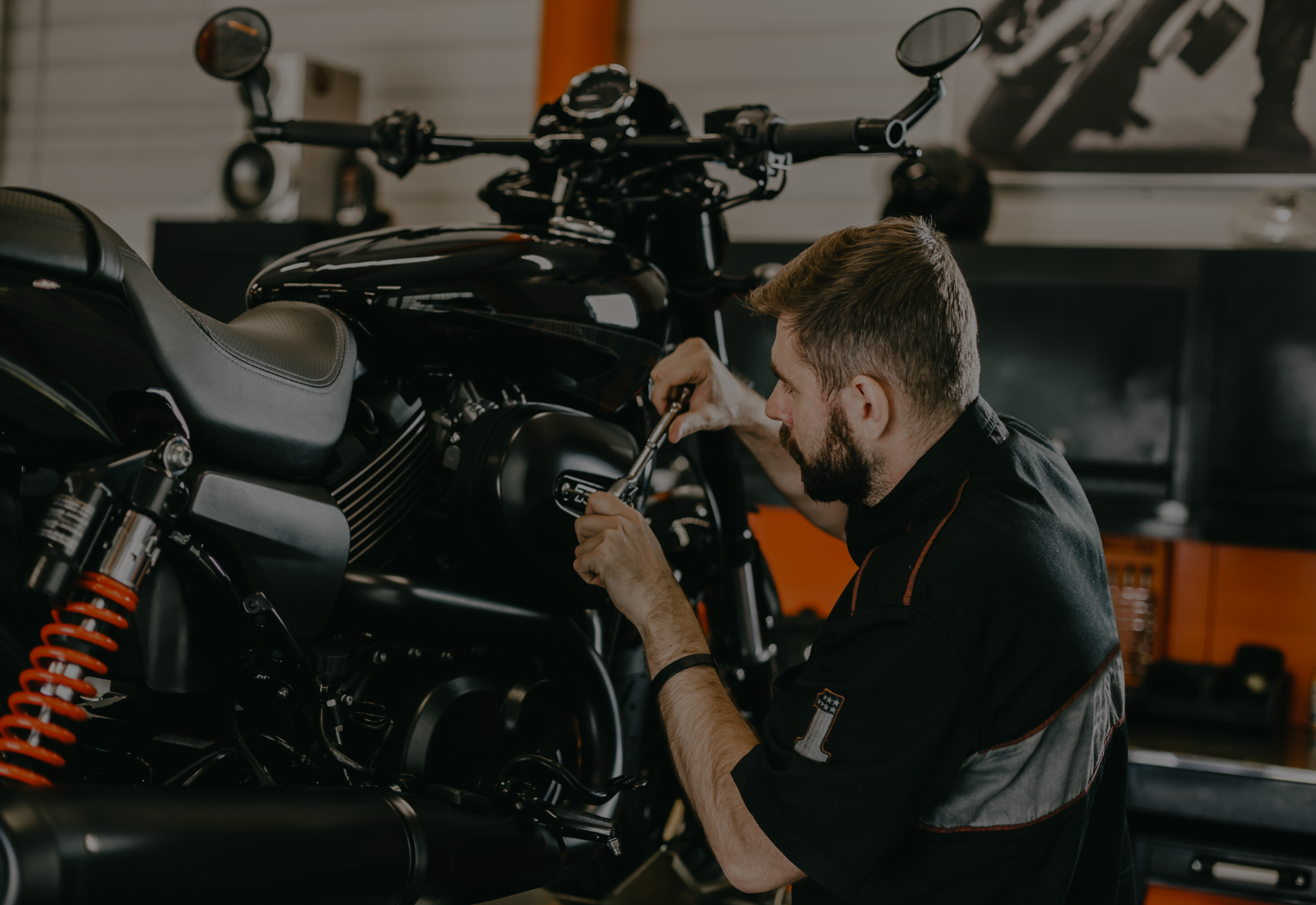 SERVICING & WORKSHOPLabel motorcycles, tyres, keys, and parts in busy servicing and workshop environments.